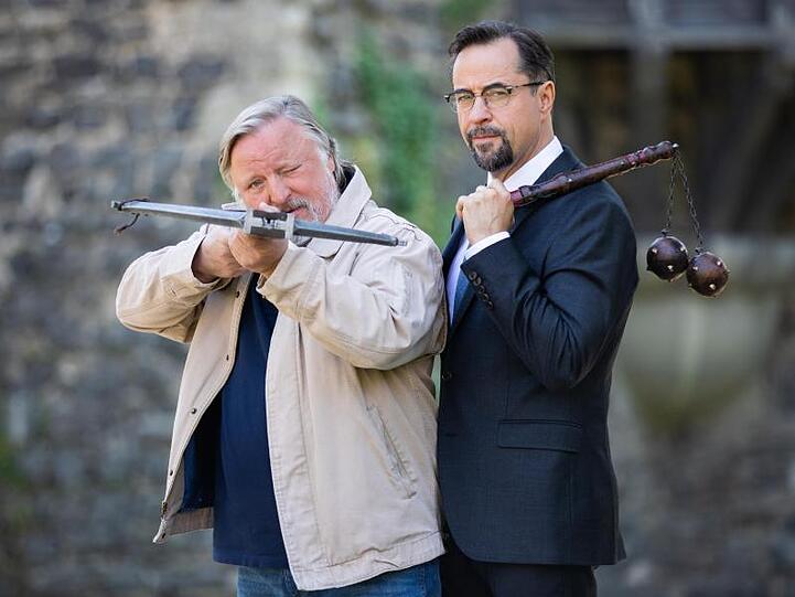 Mit Morgenstern und Armbrust: Jan Josef Liefers und Axel Prahl bei den Dreharbeiten.