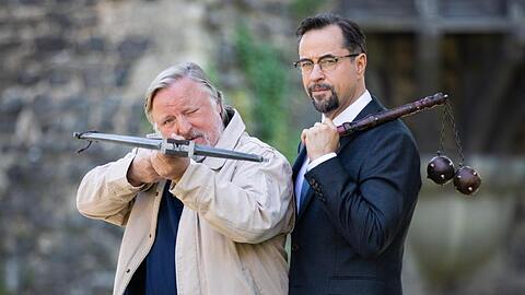 Mit Morgenstern und Armbrust: Jan Josef Liefers und Axel Prahl bei den Dreharbeiten.