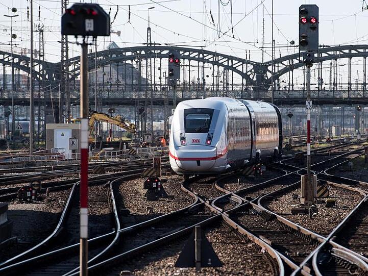 Ein Zug verlässt den Hauptbahnhof in München. Foto: Sven Hoppe/dpa