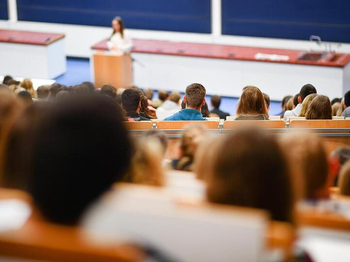 Die Hörsäle der bayerischen Hochschulen sind laut Statistik gefüllt wie nie. Auch in Ostbayern begrüßen die Lehrinstitute weiterhin steigende Zahlen an Studierenden. (Symbolbild)