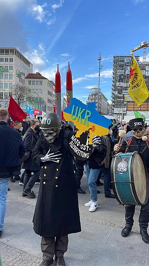 Auch zum "Frieden für die Ukraine" rufen am Samstag Protestierende auf.