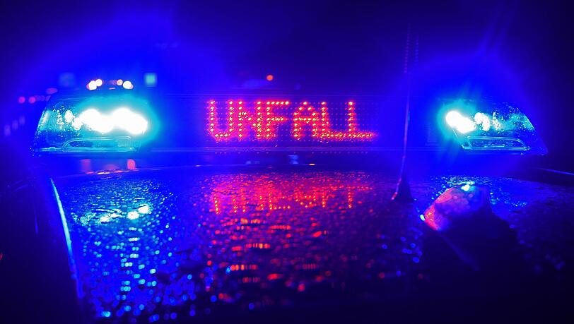 Ein 27-Jähriger sprang in der Nacht auf Dienstag unter Drogeneinfluss aus einem fahrenden Auto. (Symbolbild)