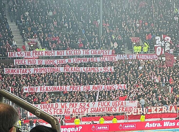 Protest der Bayern-Fans: Die Ticketpreise für die Partie gegen Donezk sorgen weiter für Unmut, auch am Samstag auf St. Pauli.