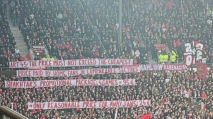 Protest der Bayern-Fans: Die Ticketpreise für die Partie gegen Donezk sorgen weiter für Unmut, auch am Samstag auf St. Pauli.