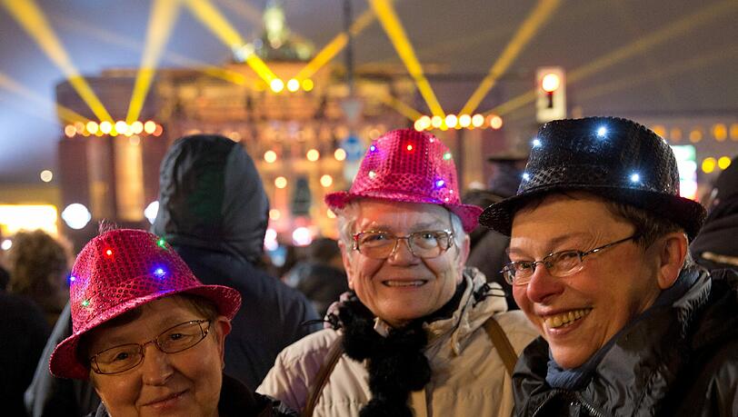 Drei Damen aus Aurich in Ostfriesland feiern bei der Silvesterparty am 31.12.2014 am Brandenburger Tor in Berlin. Drei Damen aus Aurich in Ostfriesland feiern bei der Silvesterparty am 31.12.2014 am Brandenburger Tor in Berlin.