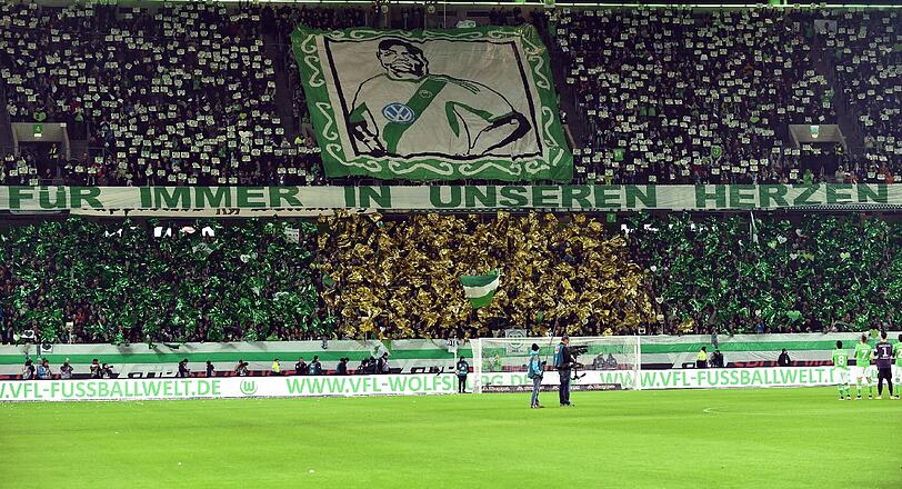 Die Fans der Wolfsburger präsentierten eine eindrucksvolle Choreografie für den verstorbenen VfL-Profi Junior Malanda.