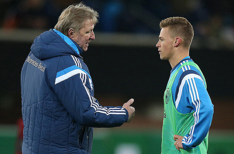 U21-Nationaltrainer Horst Hrubesch und FC-Bayern-Talent Joshua Kimmich (rechts).