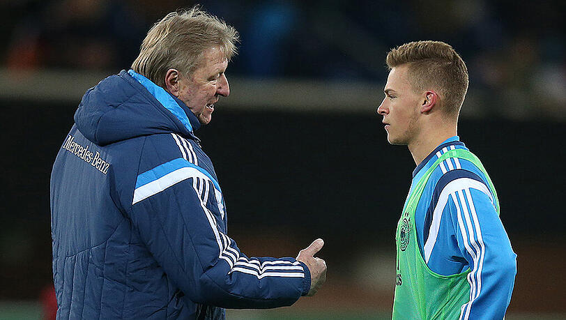 U21-Nationaltrainer Horst Hrubesch und FC-Bayern-Talent Joshua Kimmich (rechts). U21-Nationaltrainer Horst Hrubesch und FC-Bayern-Talent Joshua Kimmich (rechts).