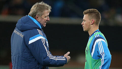 U21-Nationaltrainer Horst Hrubesch und FC-Bayern-Talent Joshua Kimmich (rechts).