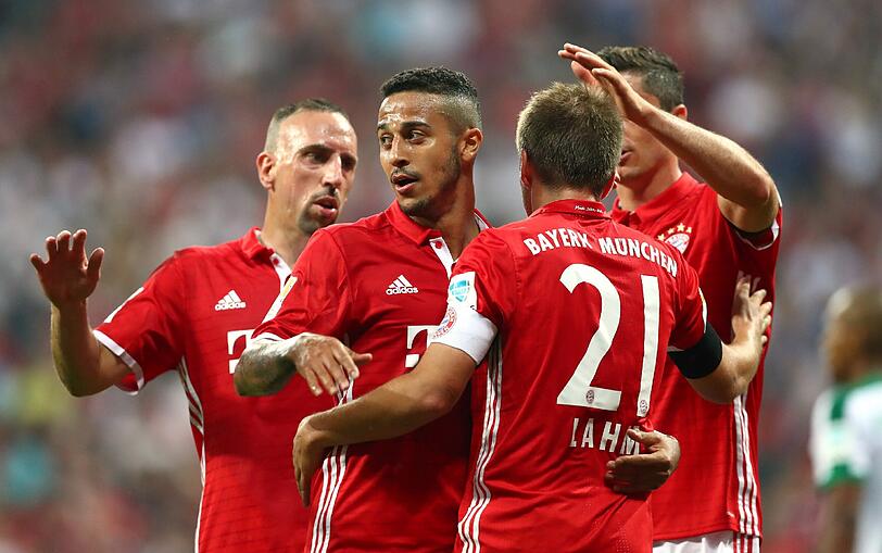 26. August - Halbes Dutzend zum Auftakt: Zum Bundesliga-Debüt von Carlo Ancelotti schenken ihm die Bayern gleich ein halbes Dutzend Tore gegen chancenlose Bremer. Mann des Abends ist Robert Lewandowski mit drei Treffern.