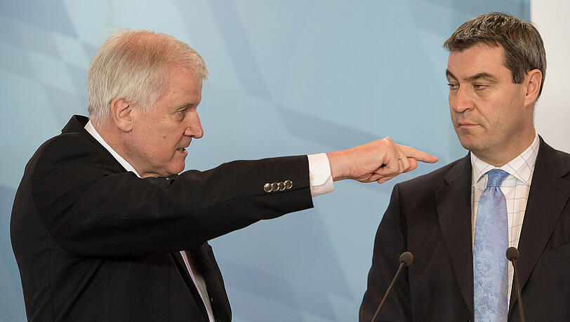 Mit einem Zweiergespann will die CSU ins Landtagswahljahr 2018 ziehen: Mit Horst Seehofer will Parteivorsitzender bleiben und Markus Söder soll (rechts) dessen Nachfolger im Amt des Ministerpräsidenten werden. Mit einem Zweiergespann will die CSU ins Landtagswahljahr 2018 ziehen: Mit Horst Seehofer will Parteivorsitzender bleiben und Markus Söder soll (rechts) dessen Nachfolger im Amt des Ministerpräsidenten werden.