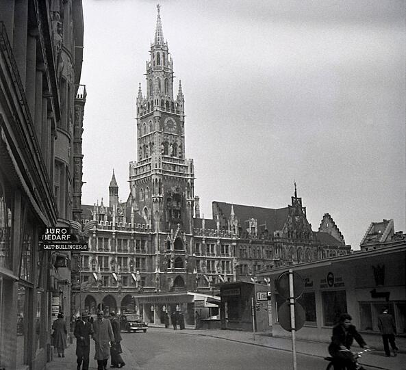 Nach dem Zweiten Weltkrieg hat das Rathaus (hier von der Rosenstraße aus gesehen) nur ein provisorisches Dach.