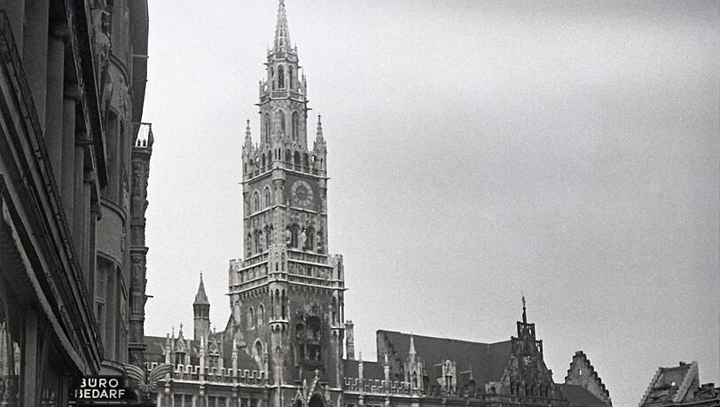Nach dem Zweiten Weltkrieg hat das Rathaus (hier von der Rosenstraße aus gesehen) nur ein provisorisches Dach. Nach dem Zweiten Weltkrieg hat das Rathaus (hier von der Rosenstraße aus gesehen) nur ein provisorisches Dach.