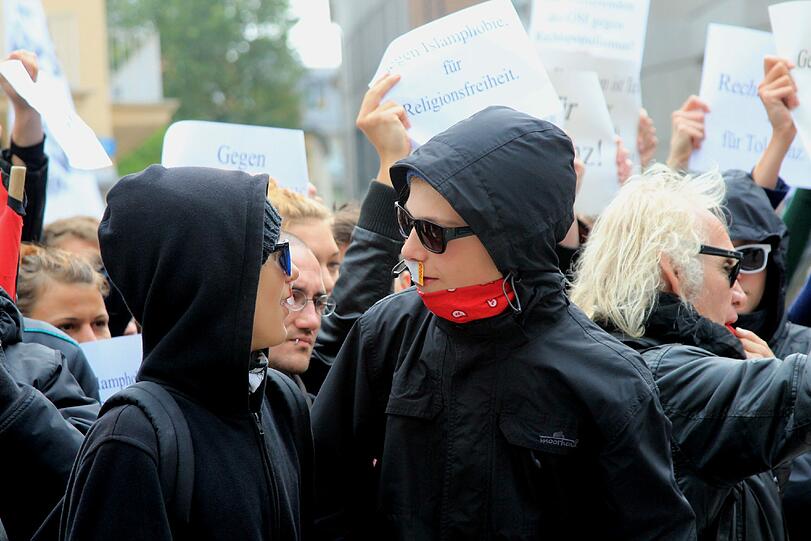 Auf dem Marienplatz tun Studenten ihren Unmut gegen Moschee-Gegner Michael Stürzenberger und seine Partei "Die Freiheit" kund.