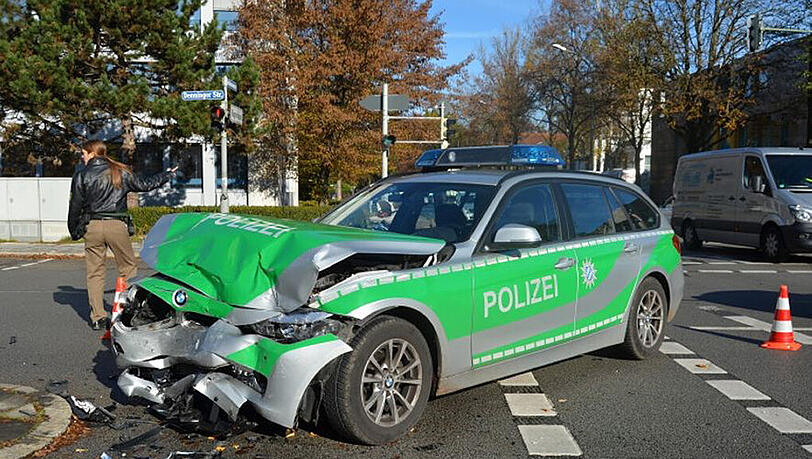 Präventionshinweis: Vorsicht und Rücksicht im Straßenverkehr. Auch auf Einsatzfahrzeuge (auf Polizei, Rettungsdienst und Feuerwehr) achten.