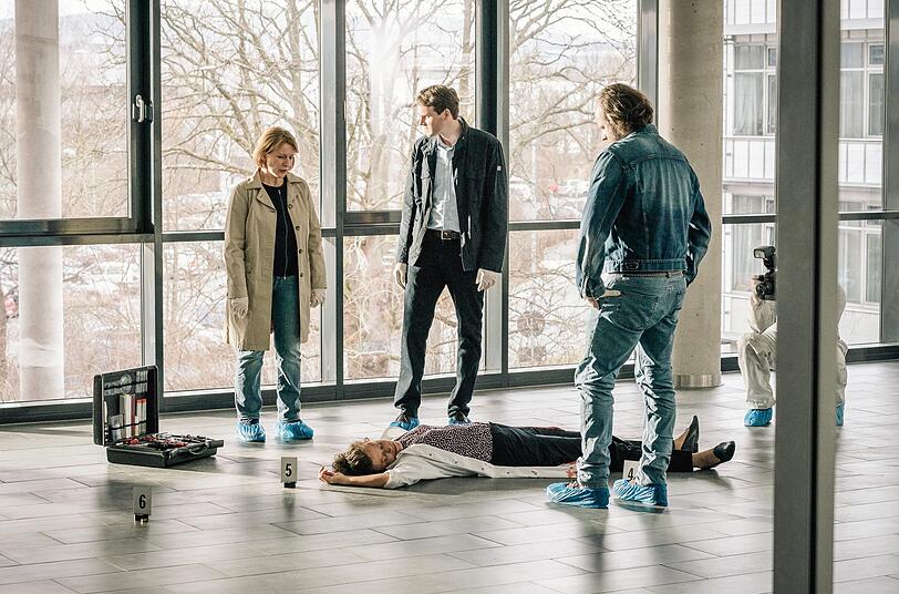 Kriminalhauptkommissarin Paula Ringelhahn (Dagmar Manzel, l-r), Kriminalhauptkommissar Felix Voss (Fabian Hinrichs) und Kriminalkommissar Sebastian Fleischer (Andreas Leopold Schadt) betrachten die Leiche von Katrin Tscherna (Katharina Spiering) in einer Szene des "Tatort: Ein Tag wie jeder andere"