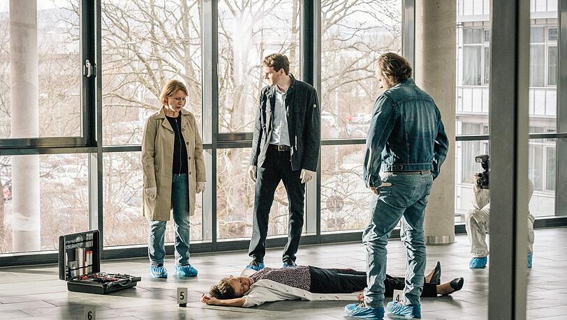Kriminalhauptkommissarin Paula Ringelhahn (Dagmar Manzel, l-r), Kriminalhauptkommissar Felix Voss (Fabian Hinrichs) und Kriminalkommissar Sebastian Fleischer (Andreas Leopold Schadt) betrachten die Leiche von Katrin Tscherna (Katharina Spiering) in einer Szene des "Tatort: Ein Tag wie jeder andere" Kriminalhauptkommissarin Paula Ringelhahn (Dagmar Manzel, l-r), Kriminalhauptkommissar Felix Voss (Fabian Hinrichs) und Kriminalkommissar Sebastian Fleischer (Andreas Leopold Schadt) betrachten die Leiche von Katrin Tscherna (Katharina Spiering) in einer Szene des "Tatort: Ein Tag wie jeder andere"