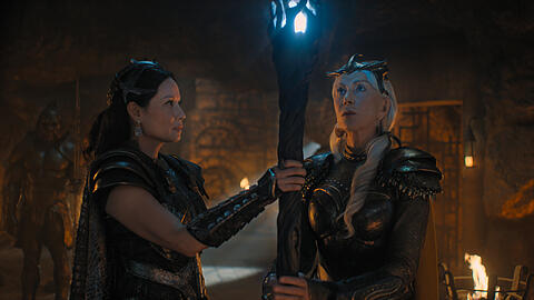 Kalypso (Kucy Liu) und Hespera (Helen Mirren) berauschen sich an ihrem mächtigen Zauberstab.