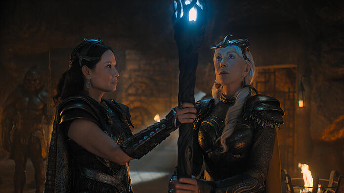 Kalypso (Kucy Liu) und Hespera (Helen Mirren) berauschen sich an ihrem mächtigen Zauberstab.