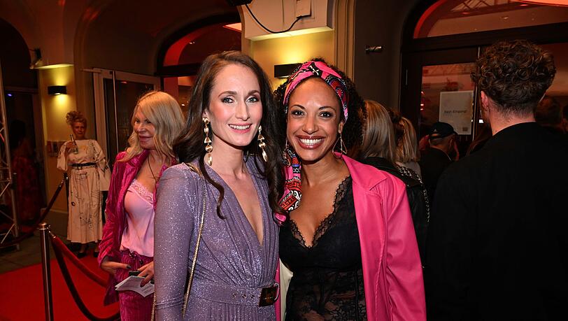 Christin Fahrenkrog-Petersen (l) und die Schauspielerin Dionne Wudu stehen im Deutschen Theater auf dem roten Teppich.