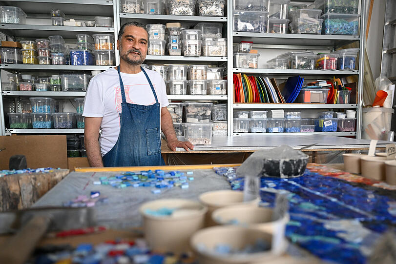Der Mosaik-Künstler Franco Notonica in seinem Atelier in der Landsberger Straße,