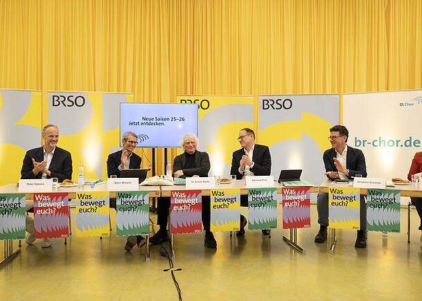 Peter Dijkstra, Björn Wilhelm, Simon Rattle, Nikolaus Pont (Manager) und Benjamin Schwartz (Konzertplanung) bei der Pressekonferenz. Peter Dijkstra, Björn Wilhelm, Simon Rattle, Nikolaus Pont (Manager) und Benjamin Schwartz (Konzertplanung) bei der Pressekonferenz.