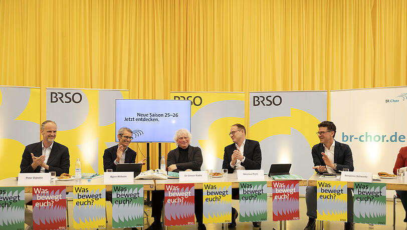Peter Dijkstra, Björn Wilhelm, Simon Rattle, Nikolaus Pont (Manager) und Benjamin Schwartz (Konzertplanung) bei der Pressekonferenz. Peter Dijkstra, Björn Wilhelm, Simon Rattle, Nikolaus Pont (Manager) und Benjamin Schwartz (Konzertplanung) bei der Pressekonferenz.