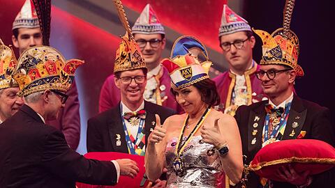 Ihre Antrittsrede trug B&auml;r in Reimen vor.