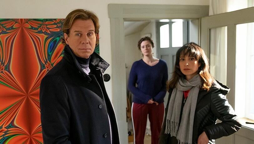 "Der Alte: Blaue Stunde": Caspar Bergmann (Thomas Heinze, l.) und Annabell Lorenz (Stephanie Stumph, r.) versuchen, mehr &uuml;ber das Leben des Opfers Ada Sahin zu erfahren.