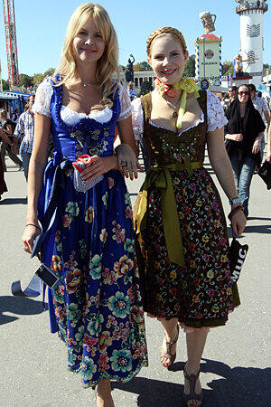 Frauen tragen auf den Volksfesten traditonell gerne ein Dirndl...