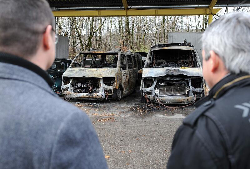 Drei Polizeiautos sind in Bogenhausen direkt vor einer Wache abgefackelt. Die Bilder