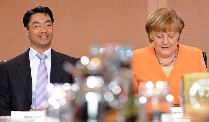 Hat da jemand morgens vor dem Kleiderschrank nicht nachgedacht: Am Mittwoch spielt Deutschland gegen Oranje - und die deutsche Bundeskanzlerin Angela Merkel trägt bei der Kabinettssitzung in Berlin Orange.
