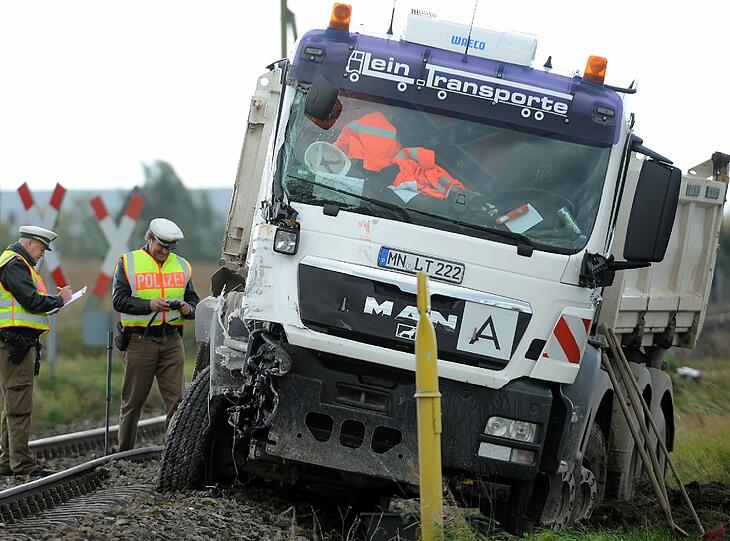 Nach Polizeiangaben übersah der Fahrer eines Kieslasters an einem unbeschrankten Bahnübergang einen Regionalzug. Durch die Wucht des Aufpralls entgleiste der Zug.