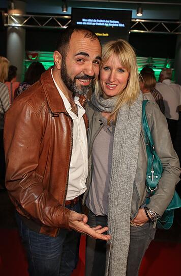 Unter den Gästen: Schauspieler Adnan Maral mit seiner Ehefrau Franziska.