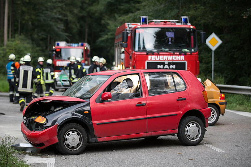 Schwerer Unfall an einer Kreuzung bei Trostberg. Die Bilder vom Feuerwehreinsatz.