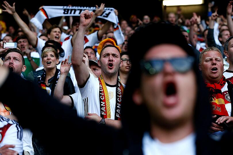 Die deutschen Fans feiern die Mannschaft in Lille. Hier gibt's die besten Bilder.