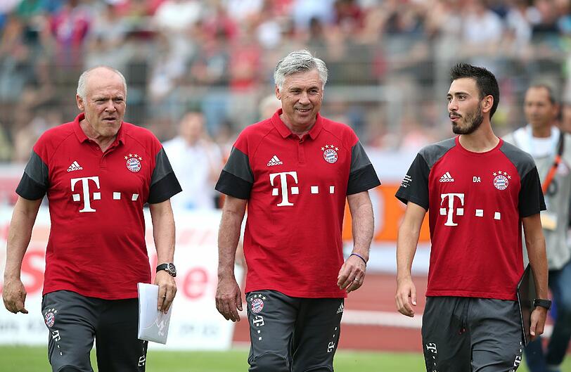 Souverän gewinnen die Bayern mit 3:0 in Landshut. Die Partie steht im Schatten des Amoklaufs von München. Sehen Sie hier die Bilder des Spiels.