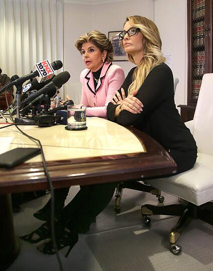 Neue Sex-Vorwürfe gegen Donald Trump: Auf einer Pressekonferenz beschuldigte die Porno-Darstellerin Jessica Drake (r.) den Immobilienmogul der sexuellen Belästigung.