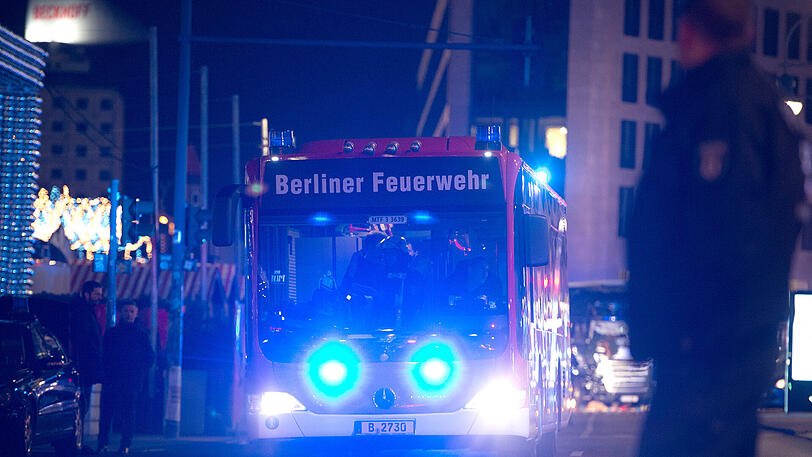 In Berlin ist ein Lkw vorsätzlich in einen Weihnachtsmarkt gefahren worden. Die Polizei hat einen Verdächtigen festgenommen.