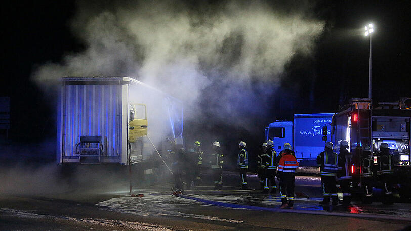 Kurioser Einsatz für die Feuerwehr in Bad Reichenhall. Dort brannte ein Lkw in einem Lkw-Anhänger. Die Bilder vom Einsatz.