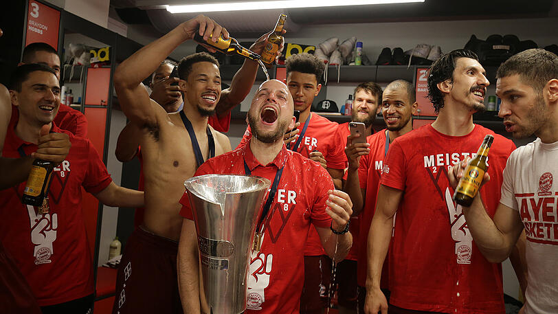 Die Fußballer des FC Bayern feierten ihre Meisterschaft am 12. Mai 2018 nach der 1:4-Niederlage gegen den VfB Stuttgart.