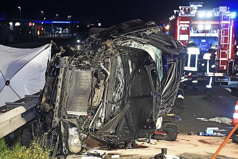 Tödlicher Unfall auf der A8: Auf der Überholspur sind auf Höhe Föching zwei Autos kollidiert.