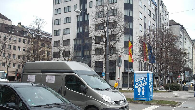 Einsam steht das Häusl da - an der Kreuzung Seidl-/Arnulfstraße in der Nähe des Hauptbahnhofs. Einsam steht das Häusl da - an der Kreuzung Seidl-/Arnulfstraße in der Nähe des Hauptbahnhofs.