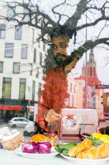 Der indische Künstler Suresh Kumar hat auch mitgekocht.