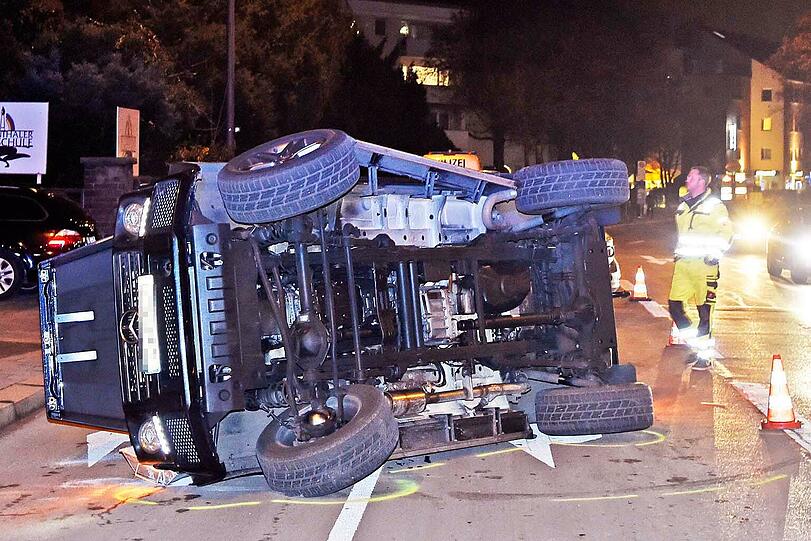 Der Zusammenprall war so heftig, dass der Geländewagen umstürzte.