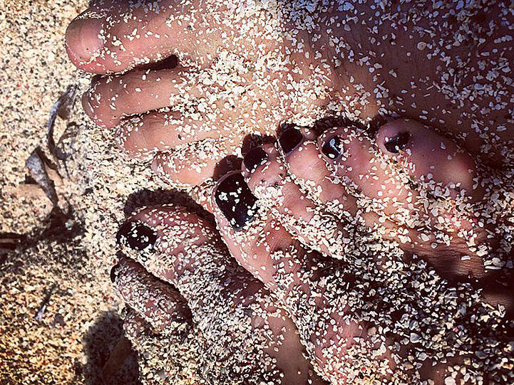 Mit den Füßen im Sand wünscht Heidi Klum ihren Fans über Instagram "ein frohes und gesundes 2015"