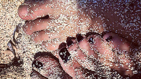 Mit den Füßen im Sand wünscht Heidi Klum ihren Fans über Instagram "ein frohes und gesundes 2015"