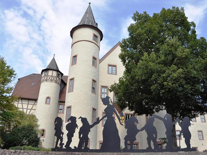 In dem Schloss in Lohr am Main ist Maria Sophia von Erthal aufgewachsen, die für das historische Vorbild für das Märchen "Schneewittchen" gehalten wird.