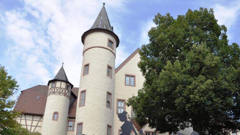 In dem Schloss in Lohr am Main ist Maria Sophia von Erthal aufgewachsen, die für das historische Vorbild für das Märchen "Schneewittchen" gehalten wird. In dem Schloss in Lohr am Main ist Maria Sophia von Erthal aufgewachsen, die für das historische Vorbild für das Märchen "Schneewittchen" gehalten wird.