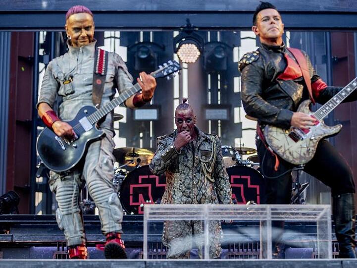 Paul Landers, Rhythmusgitarrist von Rammstein (l-r), Till Lindemann, Frontsänger, und Richard Kruspe, Leadgitarrist von Rammstein kündigen neue Live-Termine an.